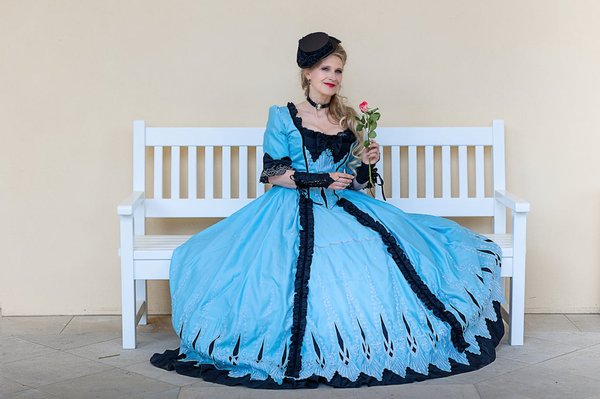 Chic Ways to Elevate Your Maxi Dress for a Perfect Autumn Outing in the UK